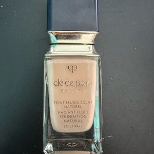 Clé de peau Radiant Fluid Foundation Natural
